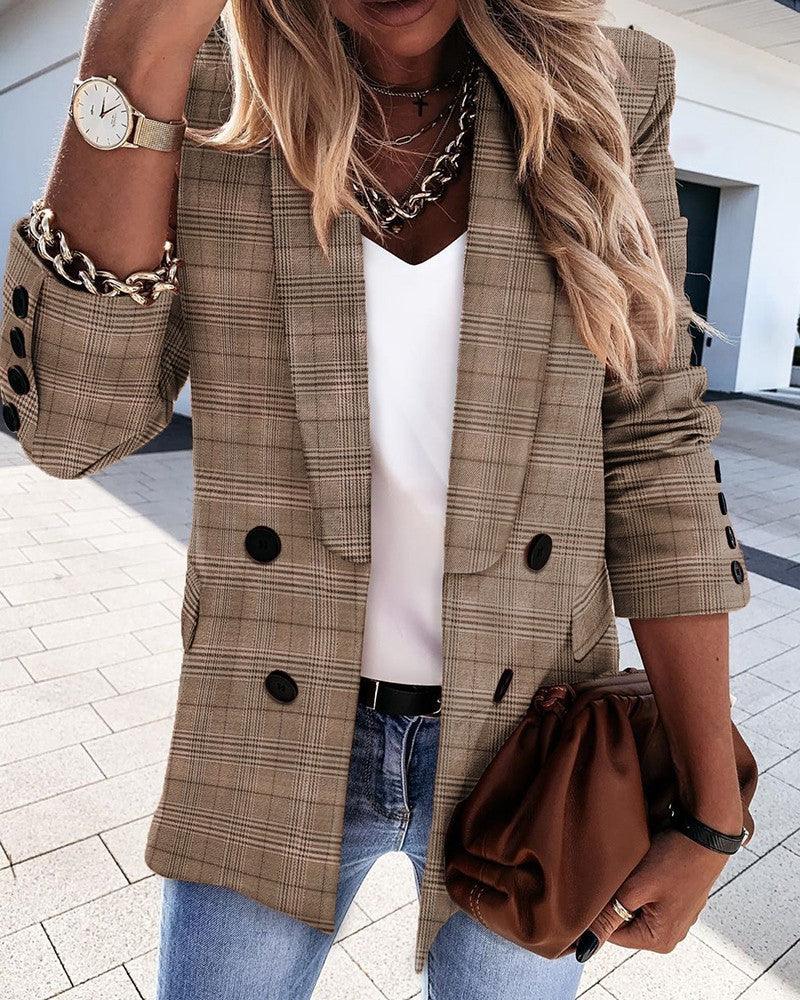 Chic buttoned suit for a timeless look